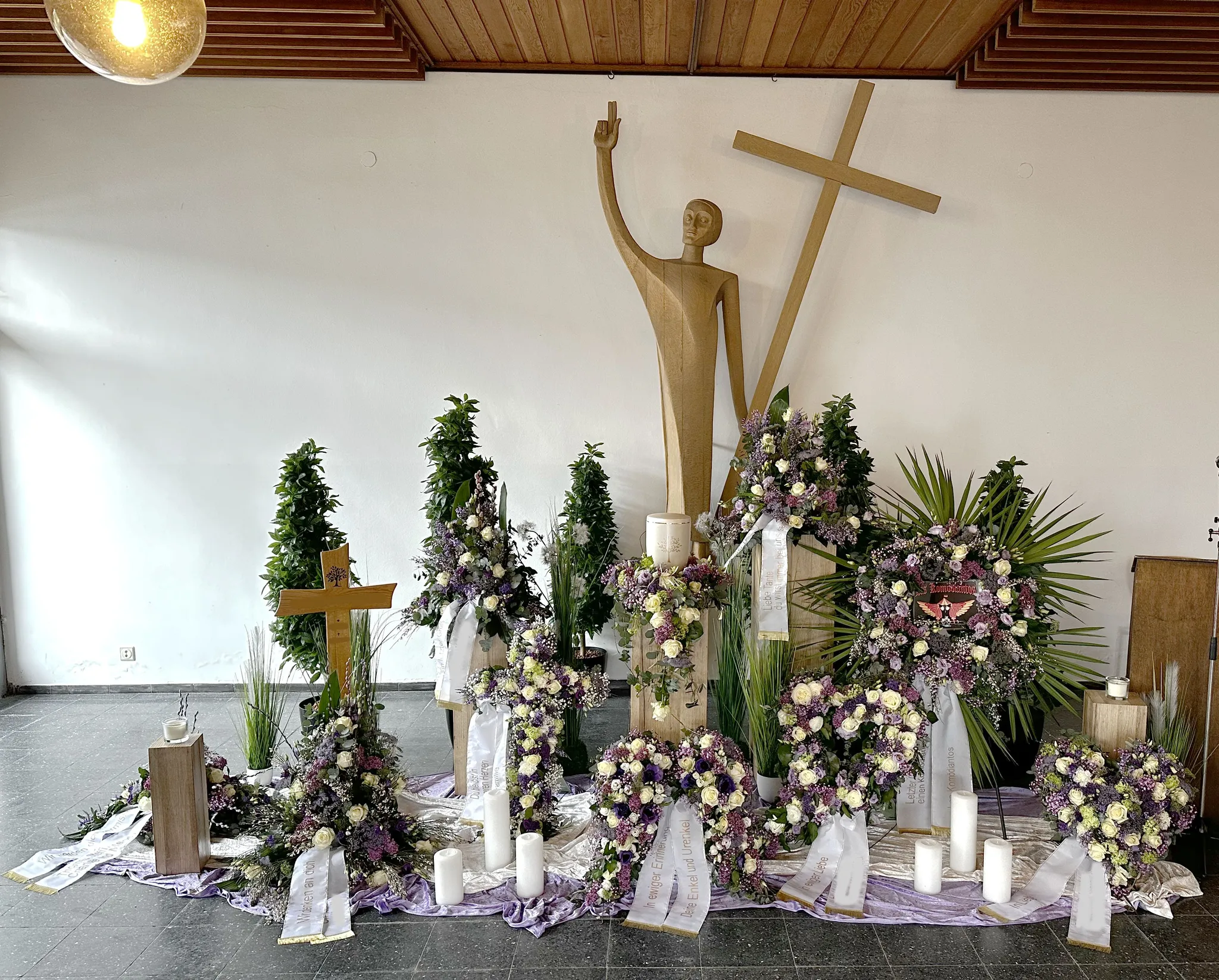 Individuelle Trauerfeierdekoration in Somborn – gestaltet von Pietät Ritter